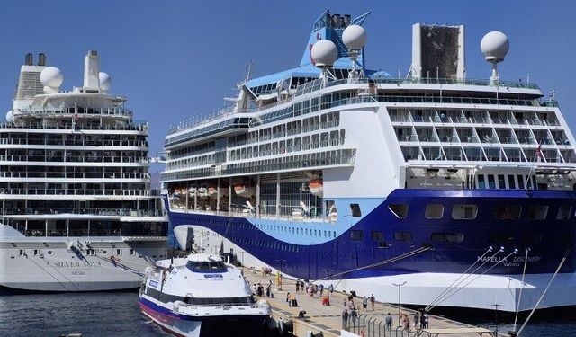 Bodrum’a iki gemiyle 2 bin 484 turist geldi