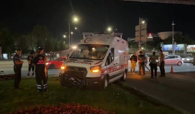 Ambulans ile otomobil çarpıştı: 6 yaralı