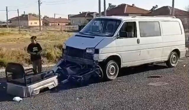 Minibüs 3 tekerli mopede çarptı: 5 yaralı