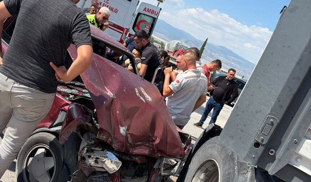 Burdur'da otomobil ile tır çarpıştı: 2 yaralı