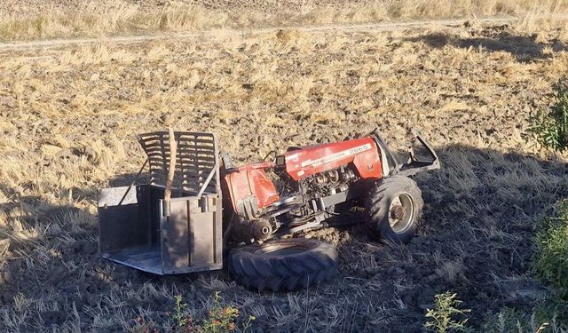 Minibüsün çarptığı traktör şarampole yuvarlandı: 1 ölü, 1 yaralı