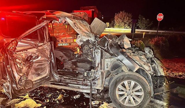 Kamyonet tıra arkadan çarptı: 1 ölü, 4 ağır yaralı