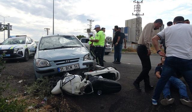 Motosiklet ile otomobil çarpıştı: 1'i ağır 2 yaralı