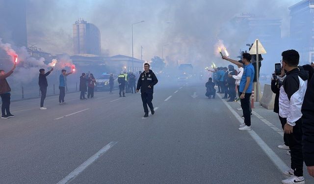 Konya'da Filistin Milli Takımı'na meşaleli karşılama