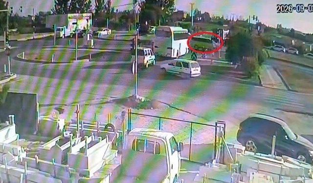 Kırmızı ışık ihlali yapan ticari taksiyle motosiklet çapıştı: 1 yaralı