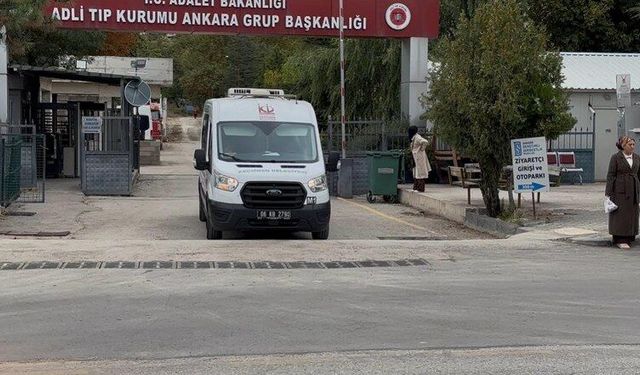Motosiklet 2 otomobille çarpıştı: 1 ölü, 1'i çocuk 2 yaralı