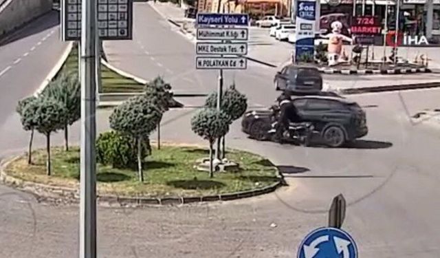 Otomobil ile motosikletin çarpıştığı an kamerada: Sürücü böyle savruldu
