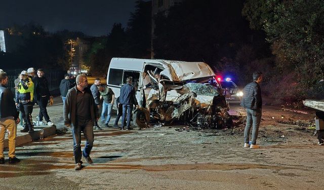 İşçi servisi elektrik direğine çarptı: 3'ü ağır, 6 yaralı