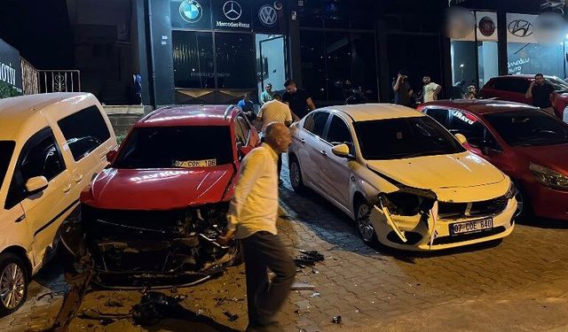 Kontrolden çıkıp savrulan Fiat Tofaş, oto galerideki araçlara çarparak durabildi
