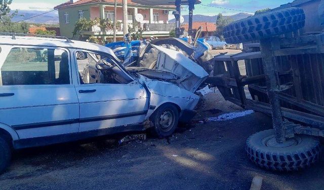 Dönüş için manevra yapan traktöre çarpan otomobilin sürücüsü yaralandı