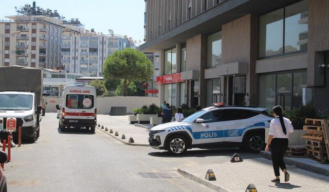Apartmanın merdivenlerinden düşen yaşlı adam hastanelik oldu