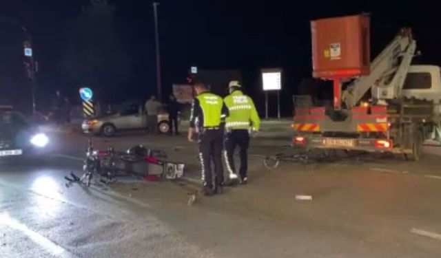 Motosiklet kamyonla çarpıştı 1 ölü, 1 ağır yaralı