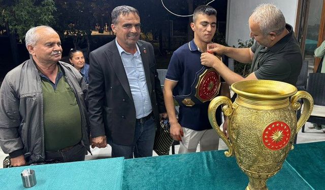 Karaçulhaspor’dan şampiyon güreşçi Kadir Buğra Dikik’e anlamlı ödül
