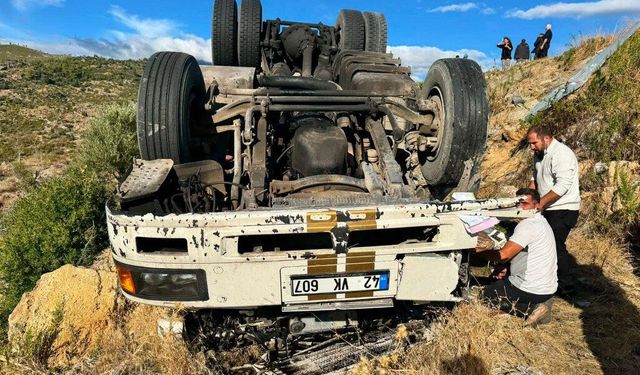 Manavgat’ta tır şarampole devrildi: Sürücü hayatını kaybetti