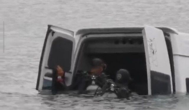 Minibüs göle uçtu;Sürücü kendi imkanlarıyla kurtuldu