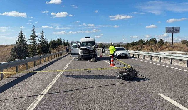 Minibüsle çarpışan genç motosikletli hayatını kaybetti