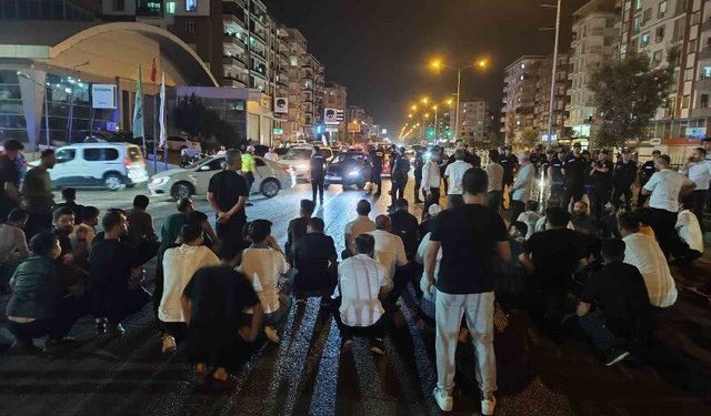 Yaya geçidinde kaza sonrası mahalle sakinleri yolu trafiğe kapattı