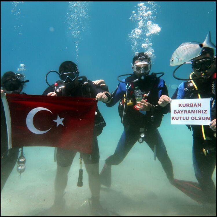 Fethiye'de dalgıçlardan 'ıslak' bayram kutlaması