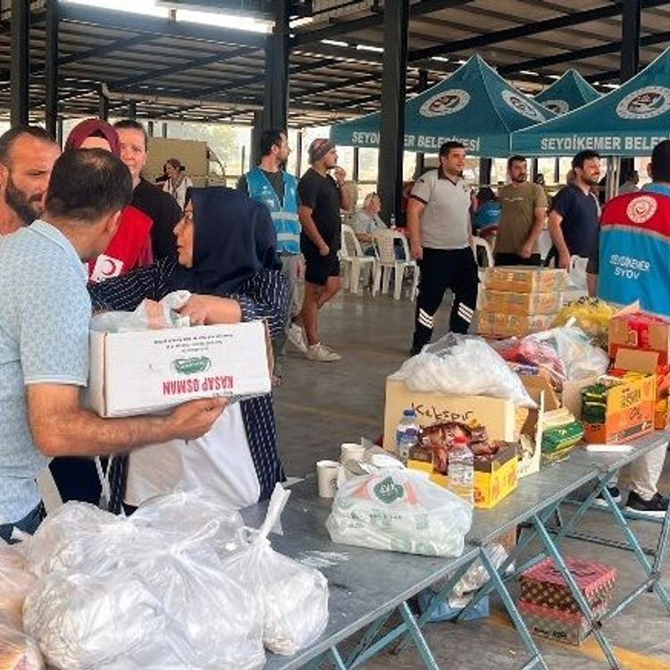 Seydikemer'de Yangın Koordinasyon Merkezi'nde yardım seferberliği sürüyor