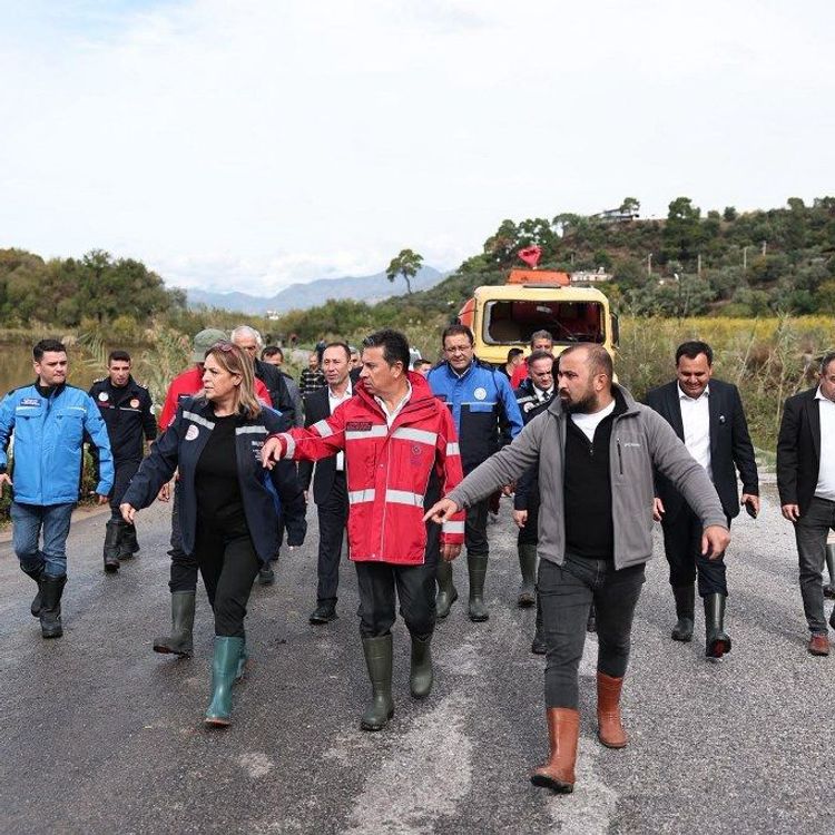 Sel sonrası Dalaman’da incelemelerde bulunan Başkan Aras: “Tüm imkânlarımızla sahadayız”
