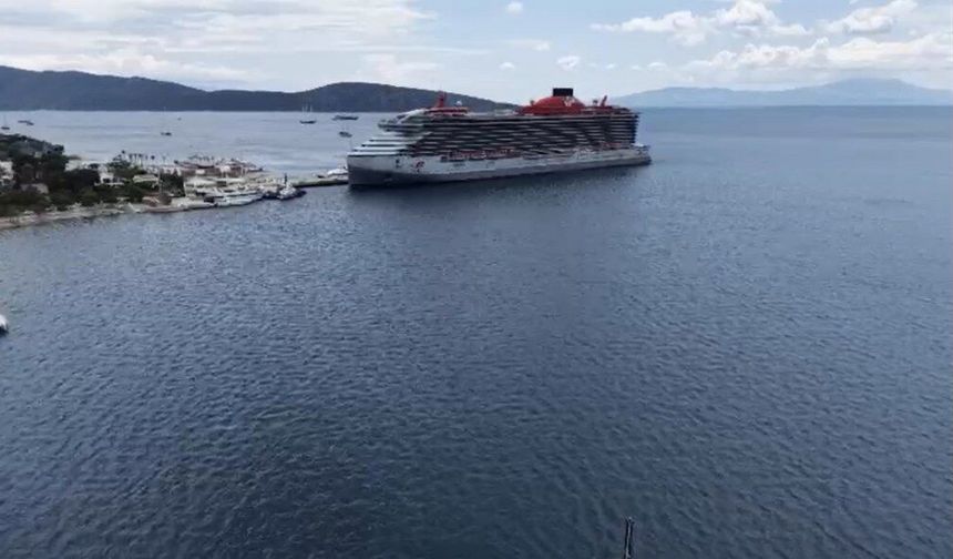 Dev kruvaziyer gemiler, 2 bin 636 turistle Bodrum'a geldi