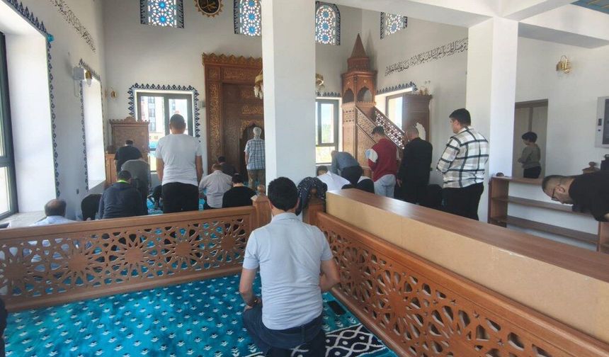 Akçaova TOKİ Camii’nde ilk Cuma namazı kılındı