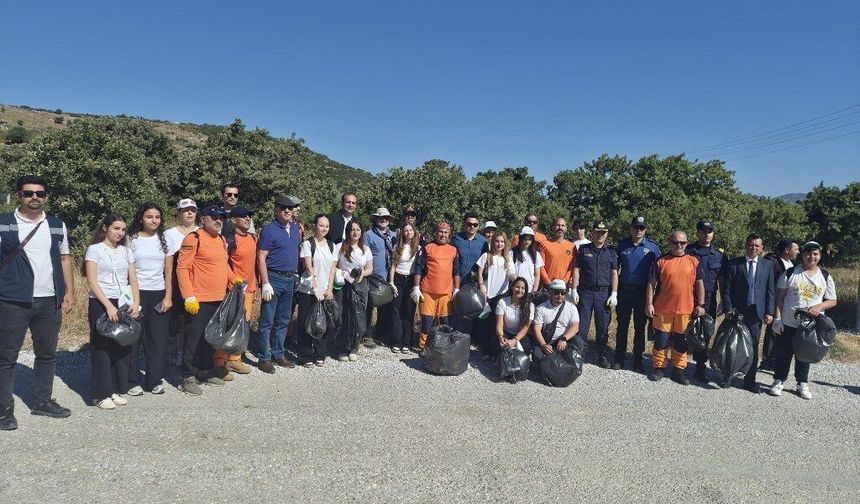 Tarihi yolda 3,5 ton atık toplandı