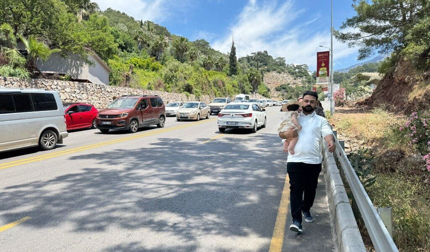 Ölüdeniz yolunda 5 kilometrelik araç kuyruğu