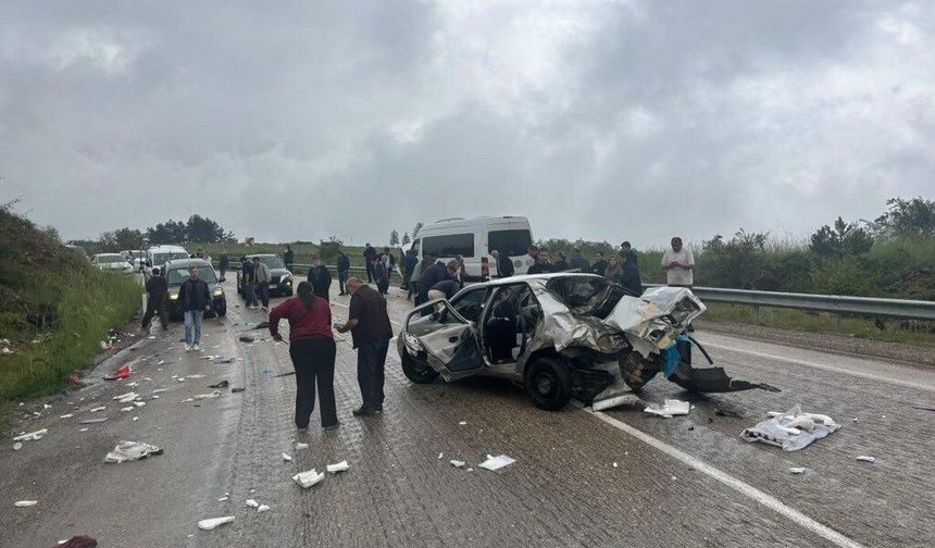Otomobil ile servis otobüsü çarpıştı: 6 yaralı