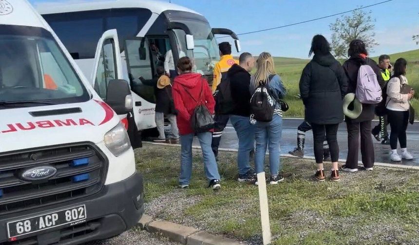 Refüje çarpan tur otobüsündeki 16 kişi yaralandı