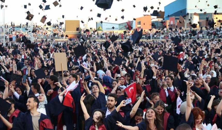 Anadolu Üniversitesi'nde mezuniyet sevinci