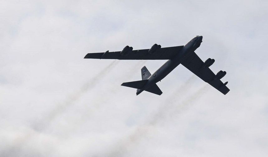 B-52 bombardıman uçağı düştü