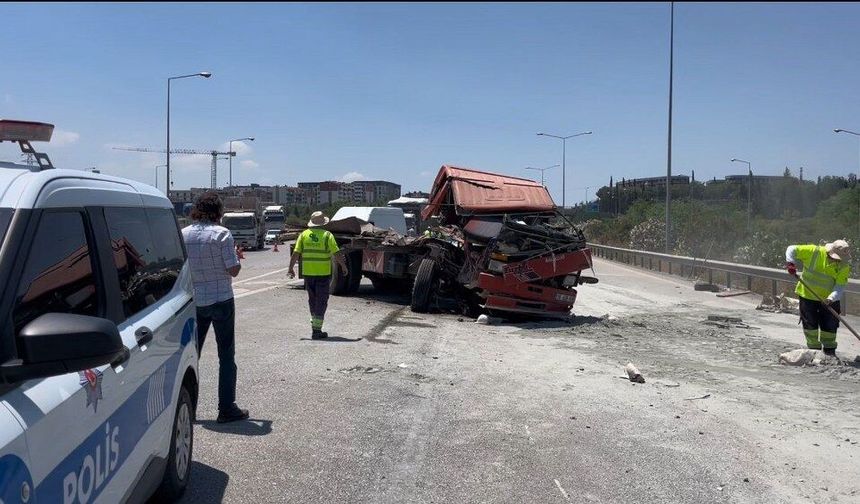 Arızalanan kamyona çarpan tırın sürücüsü öldü