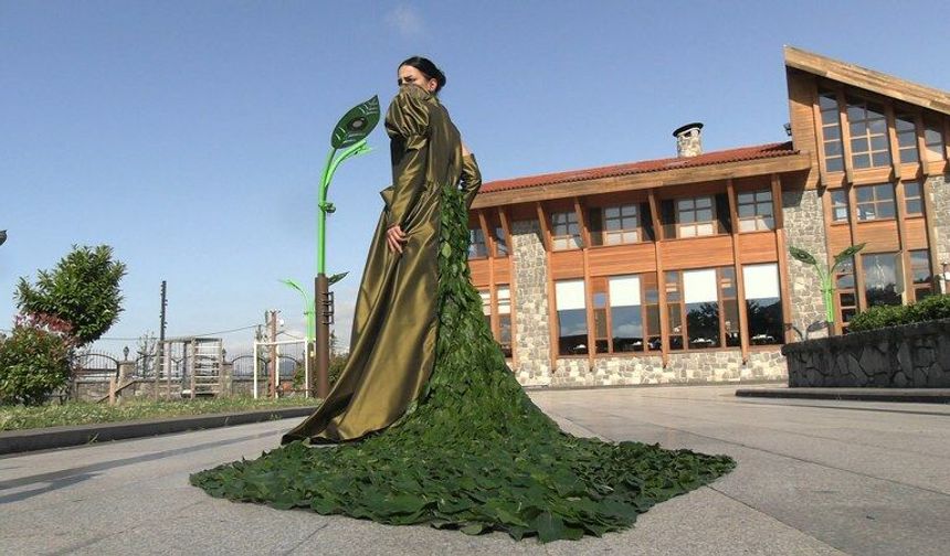 İranlı öğrenci 5 bin çay yaprağı kullanarak elbise tasarladı