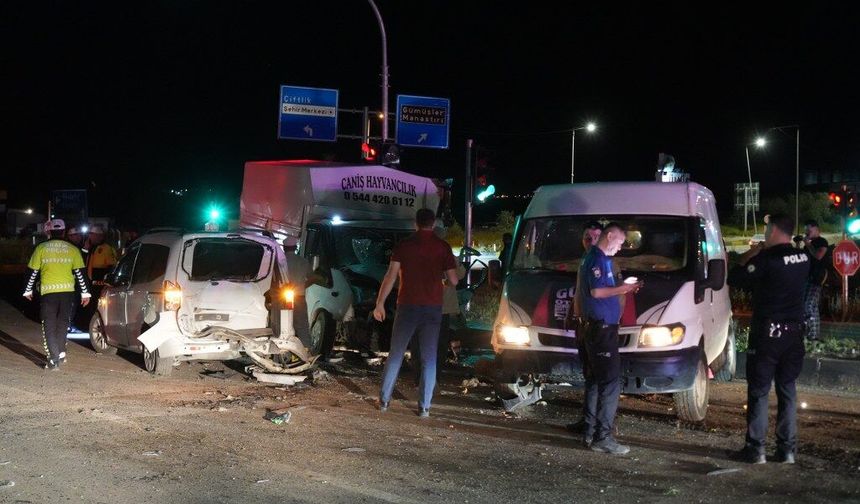 3 aracın çarpıştığı kazada 1'i ağır 10 kişi yaralandı