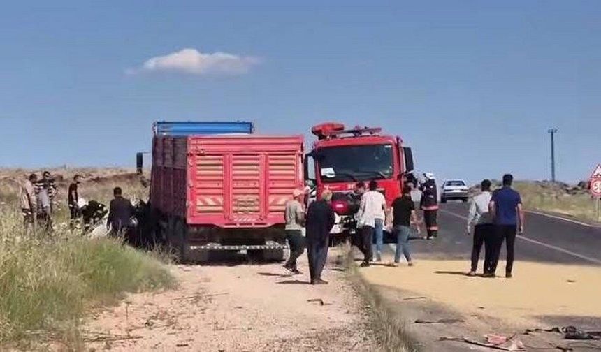 Kamyon ile otomobil çarpıştı: 3 ölü