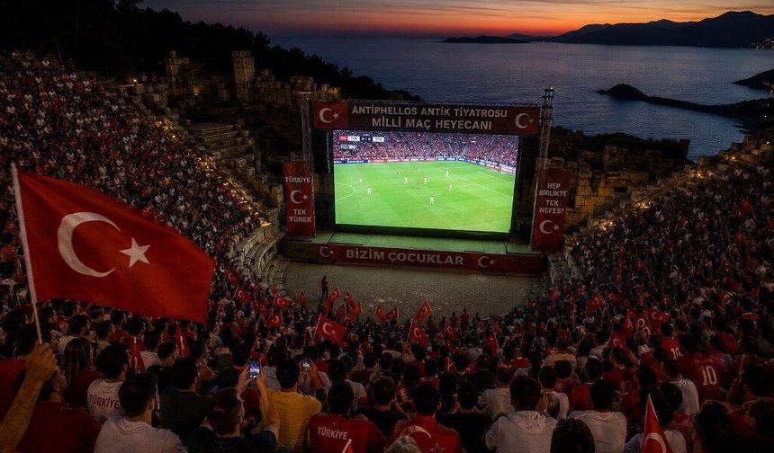 2 bin yıllık tiyatroda milli maç heyecanı