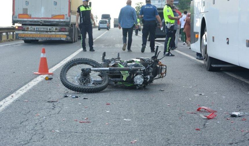 Arızalanan otobüse çarpan motosiklet sürücüsü, otomobilin çarpması sonucu can verdi