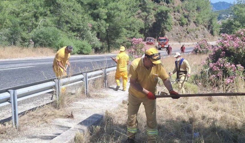 Marmaris’te orman yangınlarına karşı yol kenarlarında yoğun mesai