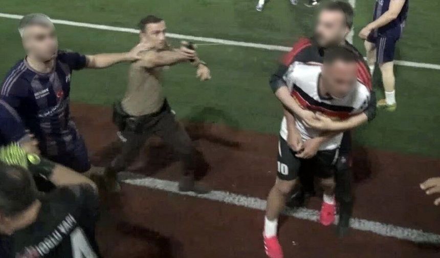 Polislerin oynadığı maçta yumruklar konuştu, arbede biber gazıyla son buldu