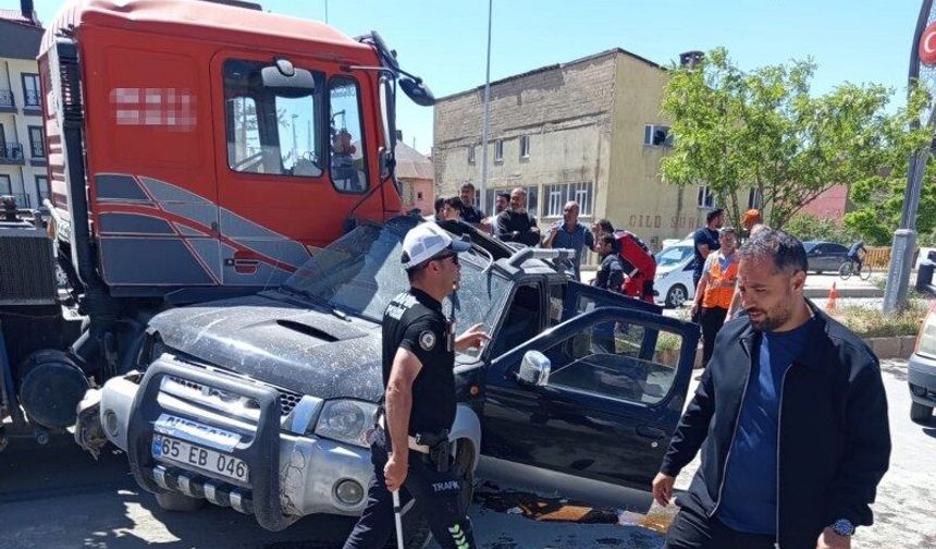 Hafif ticari araç ile vinç çarpıştı: 1 yaralı