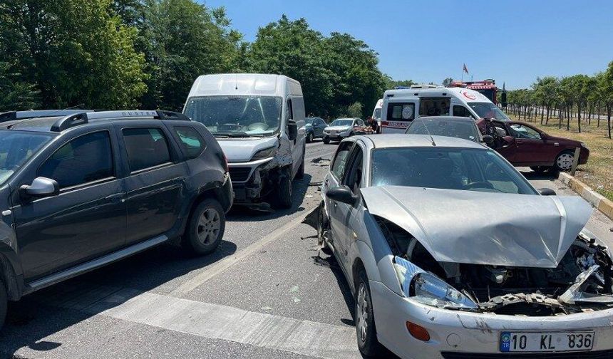 6 araç zincirleme kaza yaptı; 2 yaralı