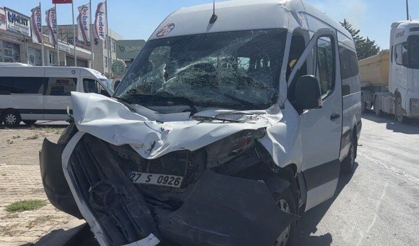 İşçi servisi tıra arkadan çarptı: 11 yaralı