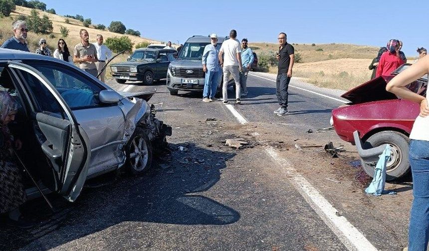 2 otomobil çarpıştı: 1 ölü, 6 yaralı
