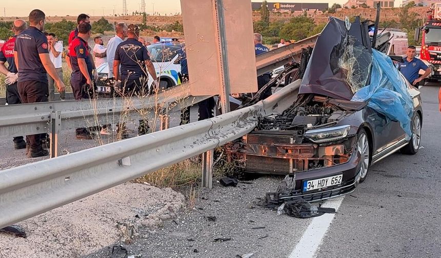 Düğün konvoyundaki otomobil bariyerlere çarptı: 1 ölü, 3 yaralı