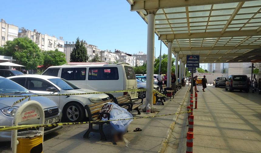 Hastane çevresinde yaşayan evsiz şahsın bankta cansız bedeni bulundu