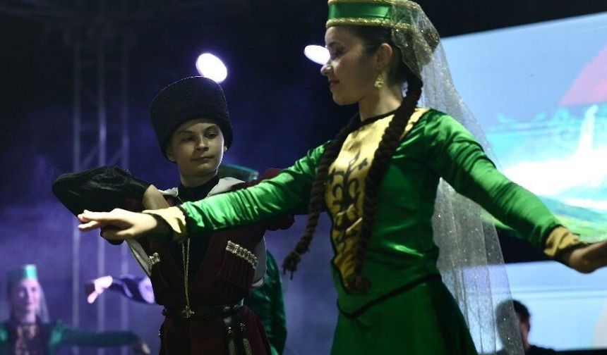 Çerkes kültürü renkli geceyle yaşatıldı