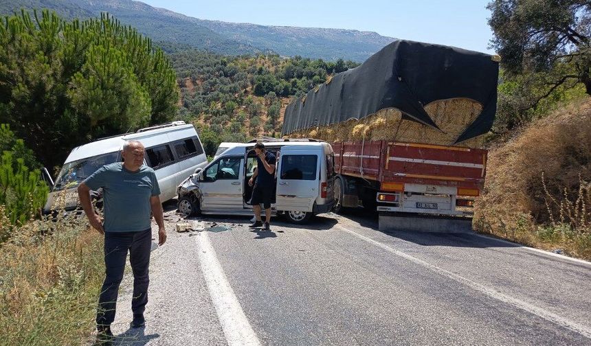 Minibüs ile hafif ticari aracın çarpıştığı kazada 12 kişi yaralandı