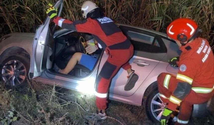 Direksiyon hakimiyetini kaybeden sürücü kanala uçtu