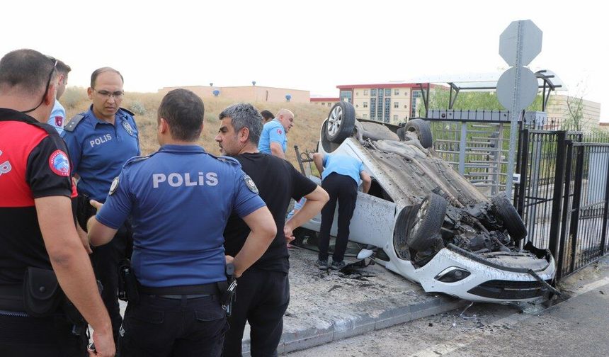 Takla atan otomobildeki 4 üniversite öğrencisi yaralandı